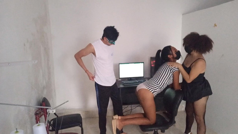 NEGRITA SEXY: 冷静下来，你那该死的渴望性爱的妓女。