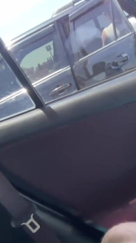 Dickflash komt klaar op haar gezicht op de parkeerplaats na het tonen van een pijpbeurt