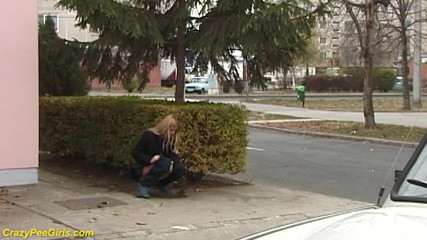 Crazy pee girls: Piękno sika na ulicy za krzakami