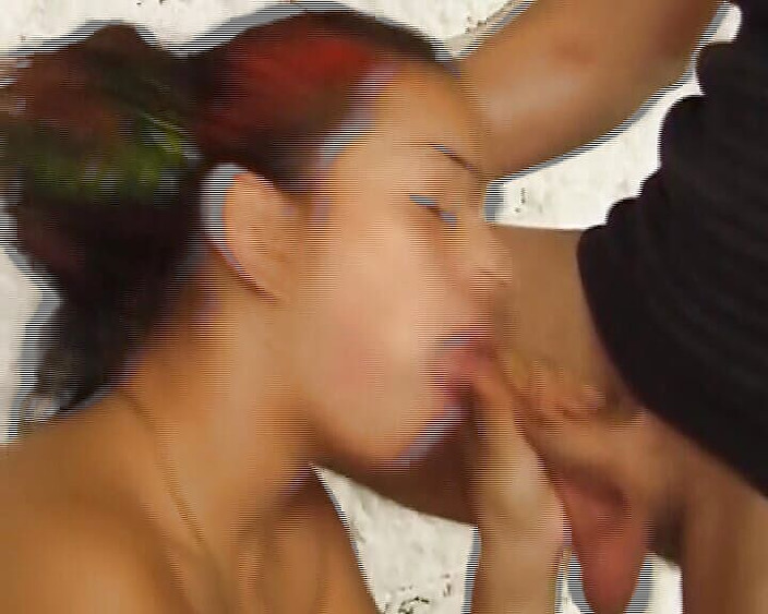 Enjoy German porn: 来自德国的小奶荡妇在她饥渴的嘴里享受温暖的精液