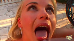 Naughty anal fuck: Jedna dokonalá malá blondýnka dává obě své díry zadkovému bohu...