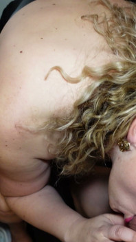Tedesca formosa donnona matura kathy D con tette mostruose naturali seduce per scopare da un ragazzo