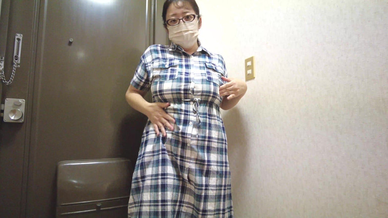 aika: ผู้หญิงที่แต่งงานแล้วช่วยตัวเองอย่างหลงใหลหน้าทางเข้า