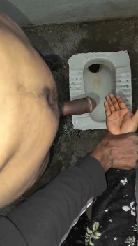 Desi Bhabhi drží penis nevlastního bratra nevlastního bratra, nutí ho čůrat a čůrat se