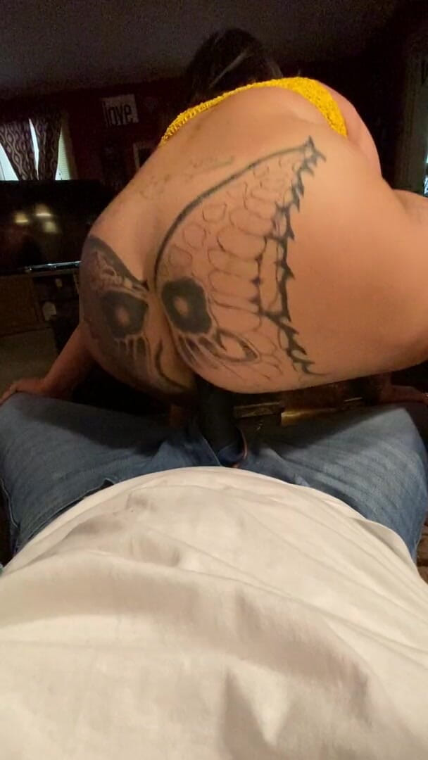 MzKiTTy91: Une MILF PAWG chevauche une grosse bite noire de 10 pouces