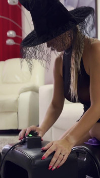Відьма на Хеллоуїн катається з секс-машиною на Sybian, поки вона не сквіртує