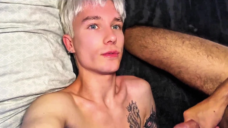Active cock: Twink 性爱，深喉口交，颜射