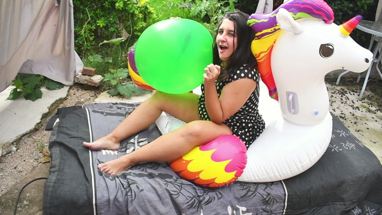 Bunny Looner: Chevauchage en plein air pour faire éclater une licorne gonflable - Bunny...