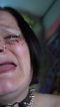 Sapık seksi vampirin dişlerini çalıyor ve bakış açısına geri dönmüyor