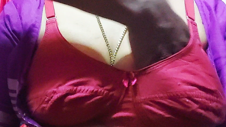 Desi Mohini: Büyük götlü orta yaşlı seksi kadının ateşli masaj seansı