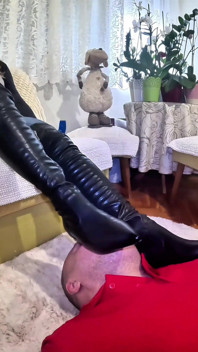 氷の女王は自分のブーツを崇拝する