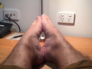 Manly foot: Hur känner du för skrynkliga sulor - fötter på skrivbordet typ...