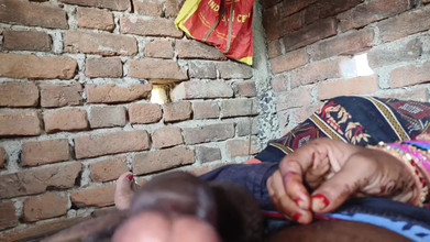 Sumang studio: Bhabhi Bengali Suman muda memakai gincu biru dan menghisap zakar...