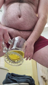 Absorvendo minha cueca sobre um copo e depois gozando duro nele