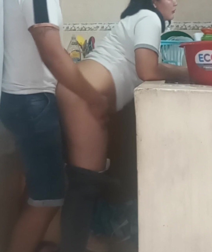 Eatrella j: La cameriera scopa e succhia quando si lava i piatti...