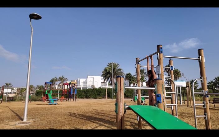 DaringKiara: Video della Settimana! Allenamento nudo e collegato