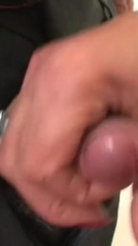 Il dottore anziano scopa la ragazza mora con la sua amica