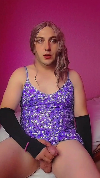 Kitty_Cross: Diễn viên khiêu dâm. Quần jean ngắn màu xanh dễ...