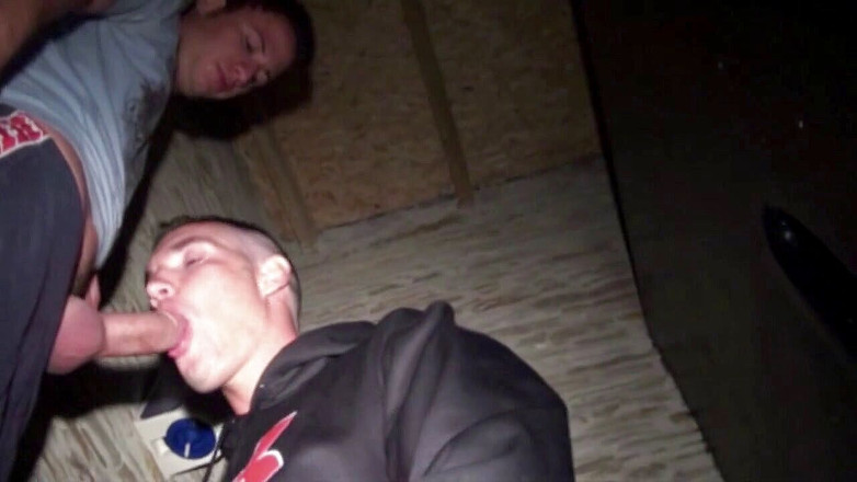 Gaybareback: Mathieu lutscht typen in gloryhole und wird gefickt