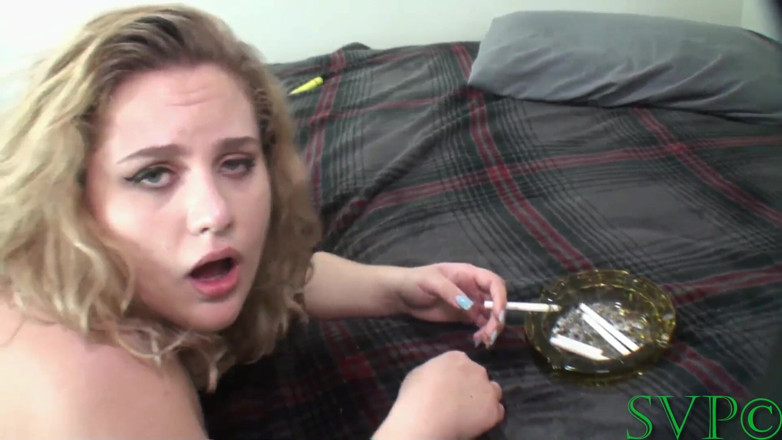 Wicked BBW smoking: Hete 18-jarige bbw Gabrielle zuigt en neukt haar stiefvader