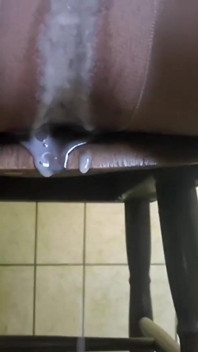 Extreem sperma lekt door panty