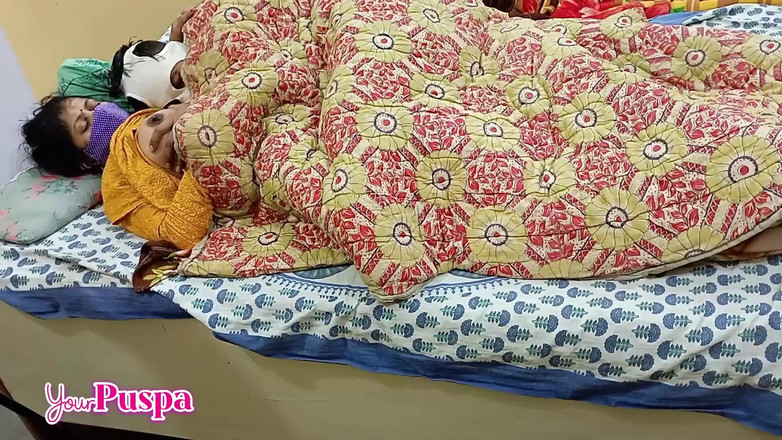 Your Puspa: 내 배다른 아들 근처에 누워 밤새 나를 꽉 따먹어