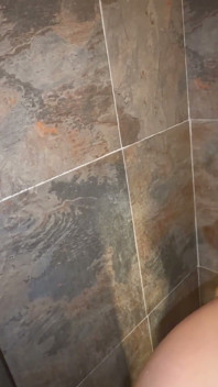 Saya mengintip jiran saya yang besar ketika dia sedang mandi