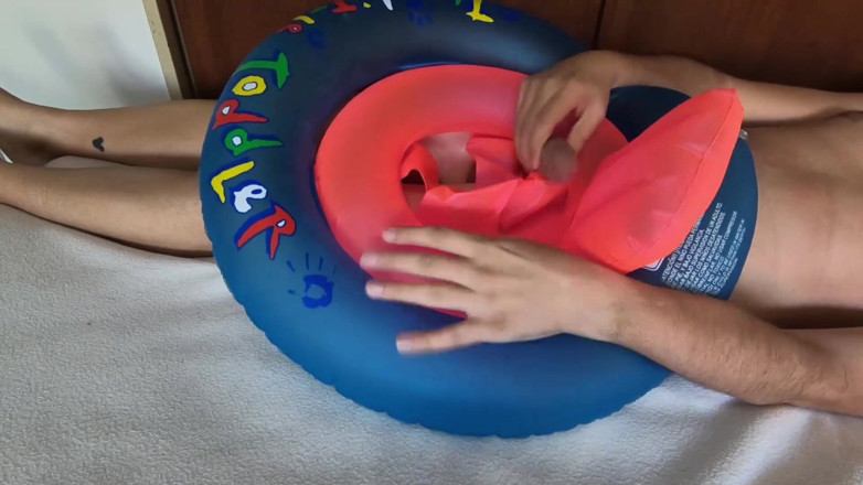 Inflatable Lovers: Gioca con l'anello da bagno gonfiabile
