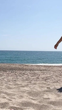Fans bespioneeren me terwijl ik hem orale seks geef op een openbaar naaktstrand.