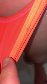 Mi sorprende urinando quando eiaculavo nel suo bikini