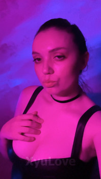 Xyulove Se Roztomile Pózuje Před Kamerou a Všem Svým Odběratelům Dává Jemný Polibek