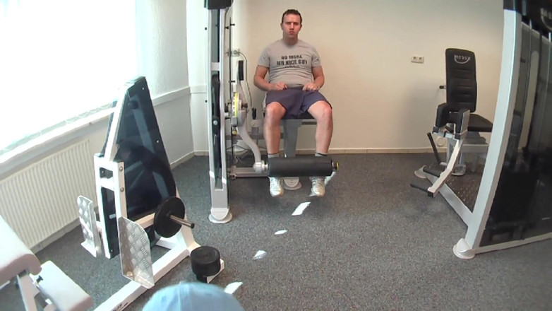 Horny girls want to fuck: 金髪のおもちゃが激しく突かれ、男たちに睾丸をしゃぶられる