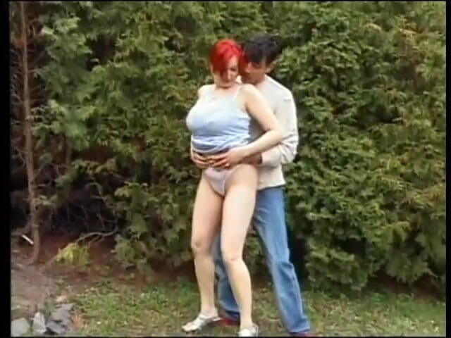 Cumming Soon: Prsatá zrzavá děvka kouří a šuká velký penis venku