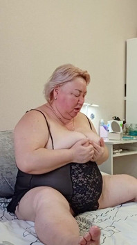 Kayınvalide büyük deliklerine mastürbasyon yapıyor