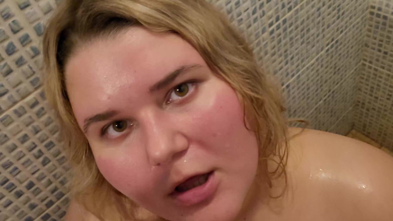 Peach Desert: Hete blondine zuigt pik en neemt nectar op haar gezicht...