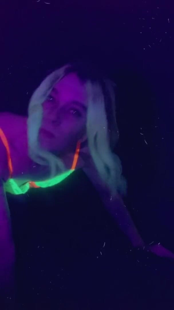 CarmenMelatonin: Una sexy troia da festa vuole il tuo cazzo