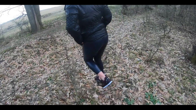 MilfyCalla: Mamada en el bosque con el amigo de mi marido,...