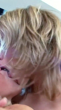 Двоє милих тінок вперше торкаються одна одної