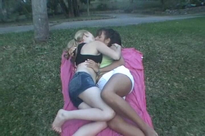 FetishKing: Lesbické sexy sexy políbí maraton