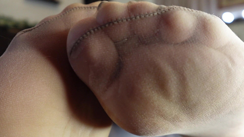 Raven Willow: Spuug doorweekte nylons