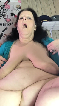 Roupas rasgadas rasgadas para o chão suja prostituta safada