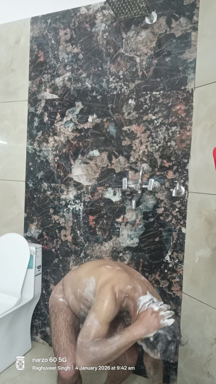 Rajasthani-old-lover: Indiancă făcând un duș