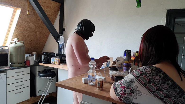 Femdom-Team-German: De keuken met vaste eieren huishoudelijk werk met een verschil...