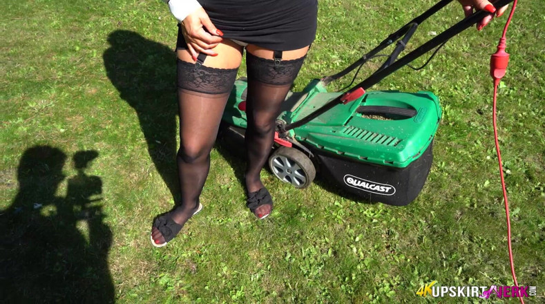 SkirtJerk: Jess Harington - Trim My Grass