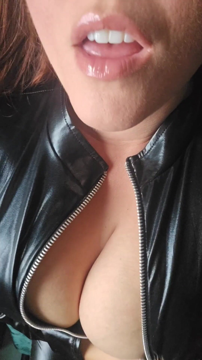 Annabelle Rogers: Grande prostituta peituda em látex seduz você a trair sua...