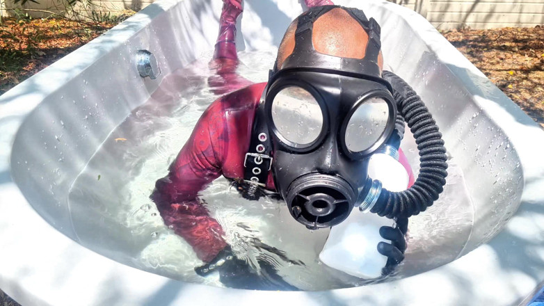 Athos: Protocole de bain de drone en latex violet