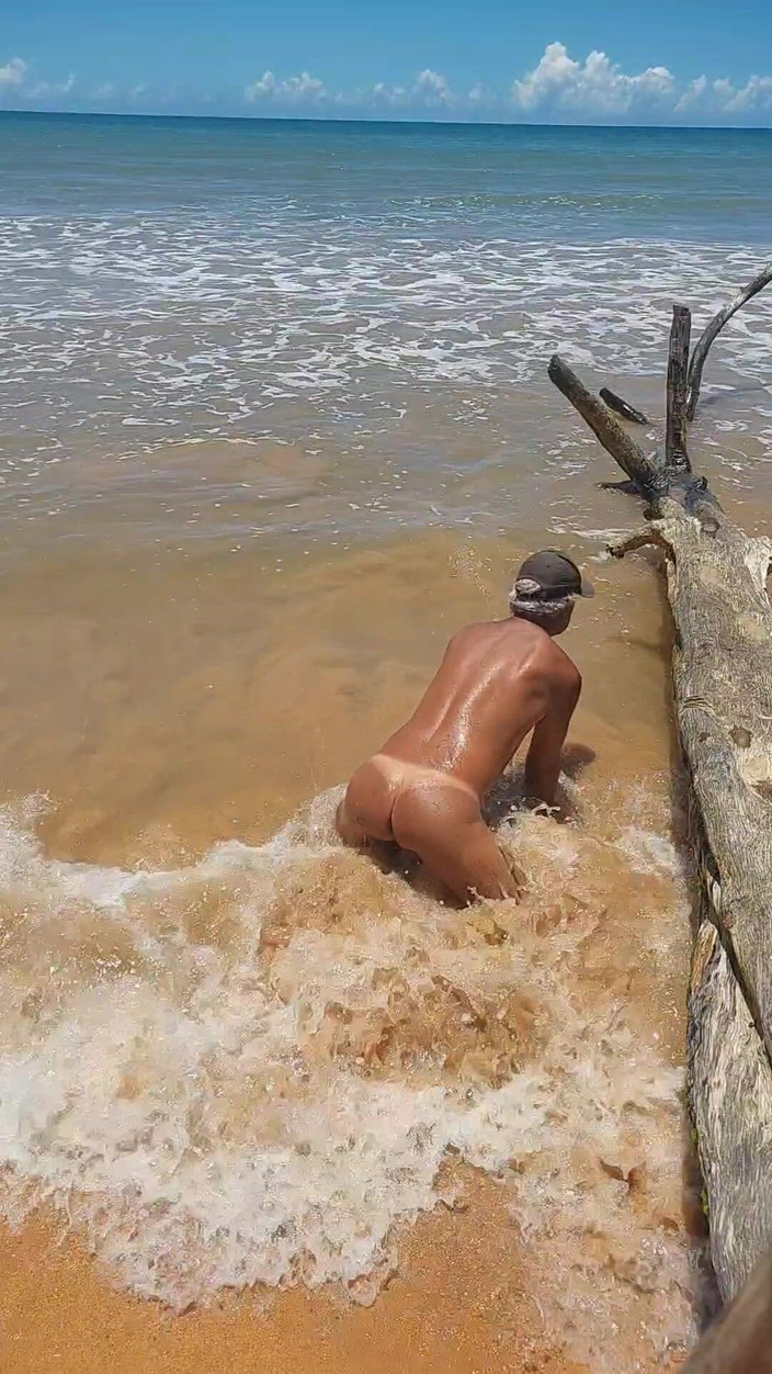 Ladysilvas: Nackte ladysilva am strand zeigt ihren gebräunten heißen arsch mit...