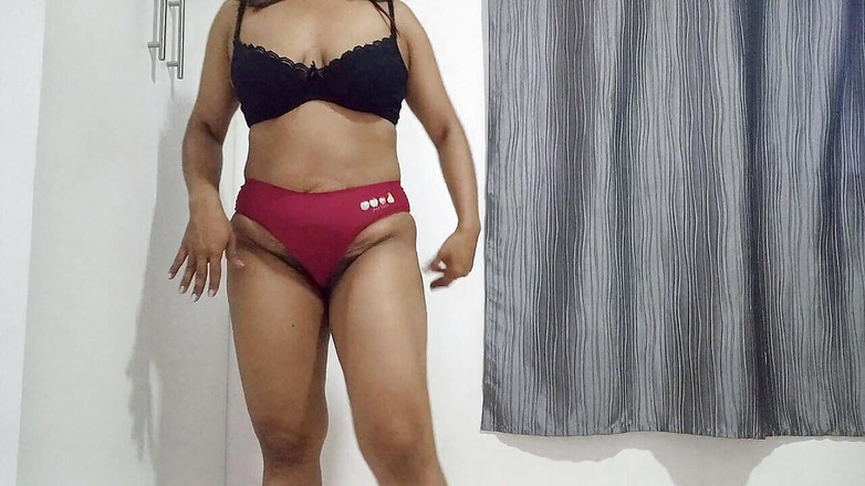 PATY PATY: Madrastra muestra su lencería sexy y la hace querer masturbarse...