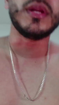 Tu aimes m’entendre gémir ? Regarde ma bite sortir de mon pantalon.