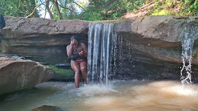 BMCs: У раю Пурро контактує з бажаною вологою природою